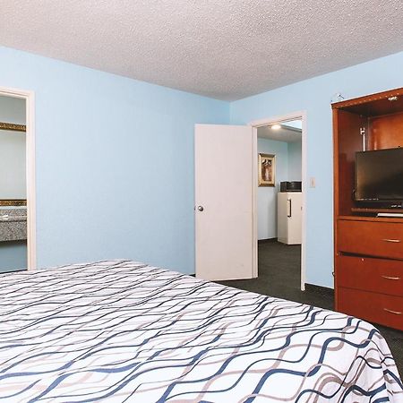 Sky-Palace Inn & Suites Wichita East Exteriér fotografie
