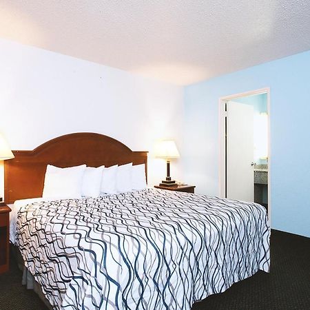 Sky-Palace Inn & Suites Wichita East Exteriér fotografie