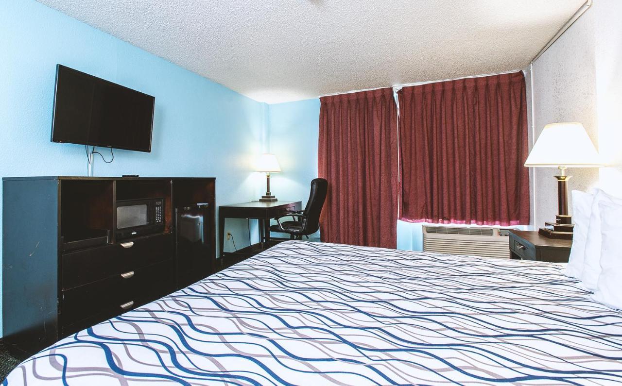 Sky-Palace Inn & Suites Wichita East Exteriér fotografie