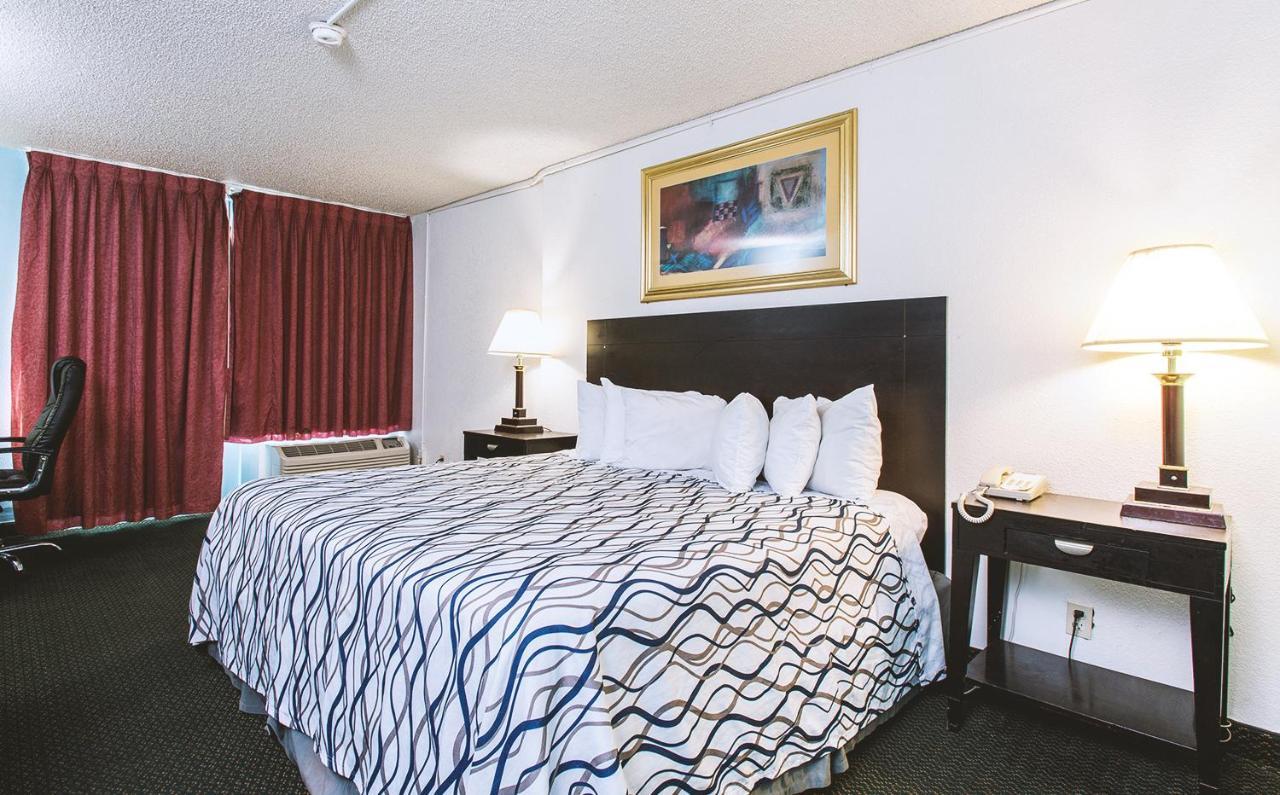 Sky-Palace Inn & Suites Wichita East Exteriér fotografie