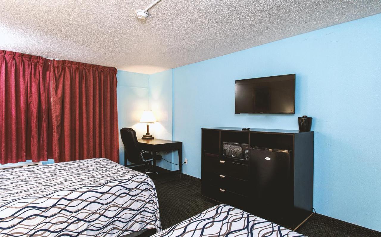 Sky-Palace Inn & Suites Wichita East Exteriér fotografie