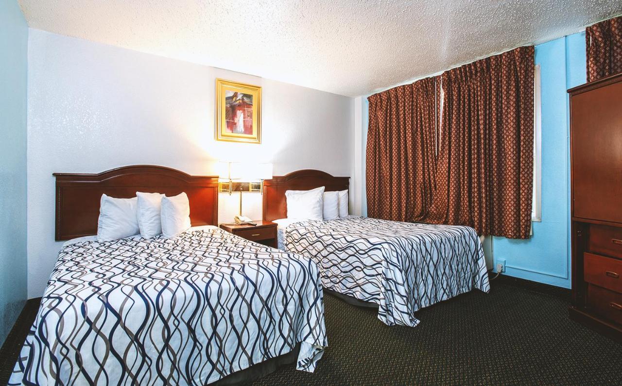 Sky-Palace Inn & Suites Wichita East Exteriér fotografie