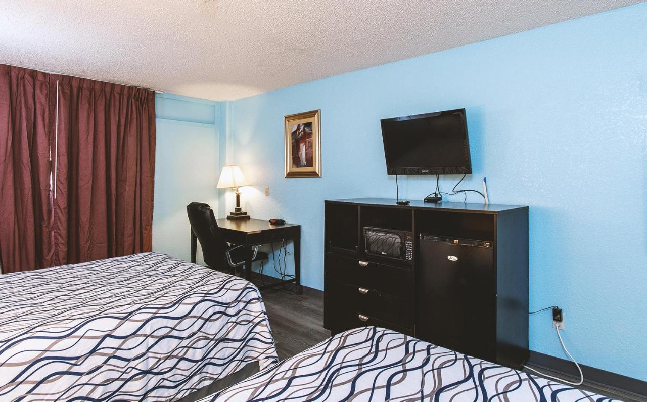Sky-Palace Inn & Suites Wichita East Exteriér fotografie