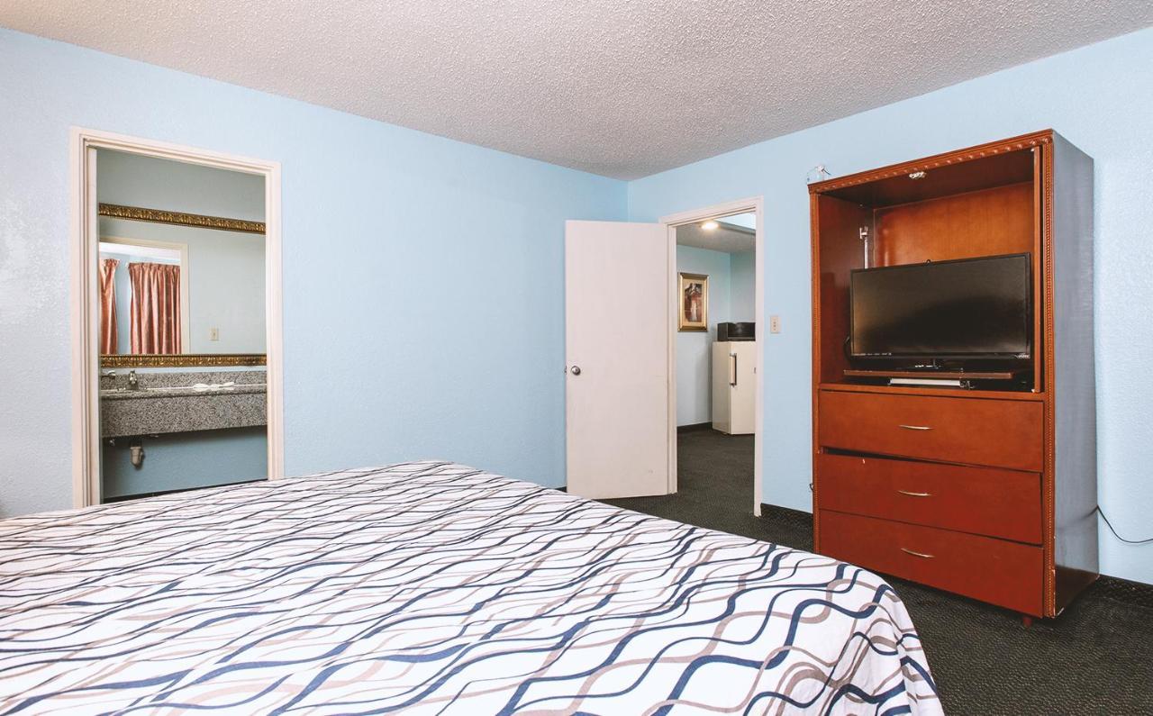 Sky-Palace Inn & Suites Wichita East Exteriér fotografie