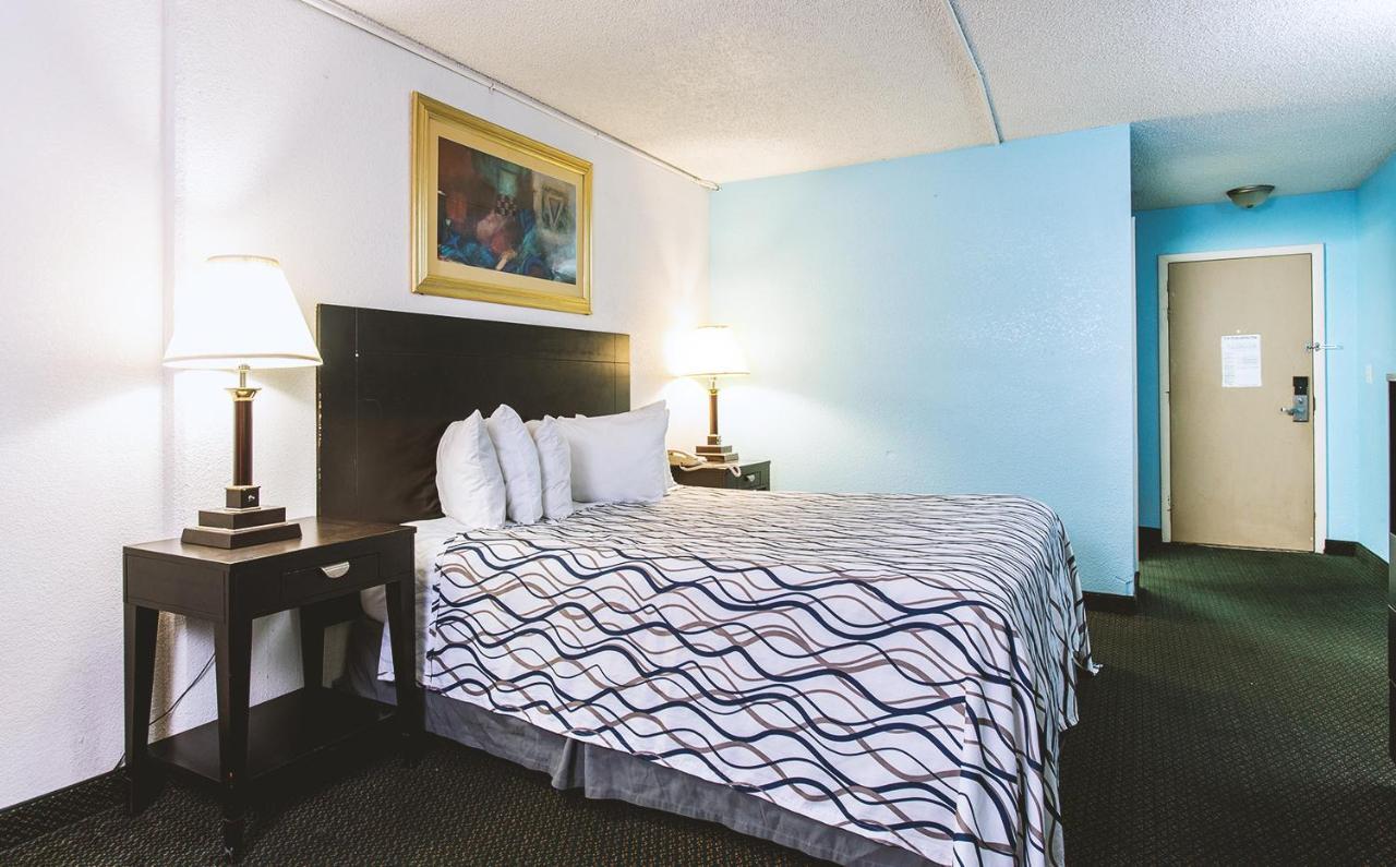 Sky-Palace Inn & Suites Wichita East Exteriér fotografie