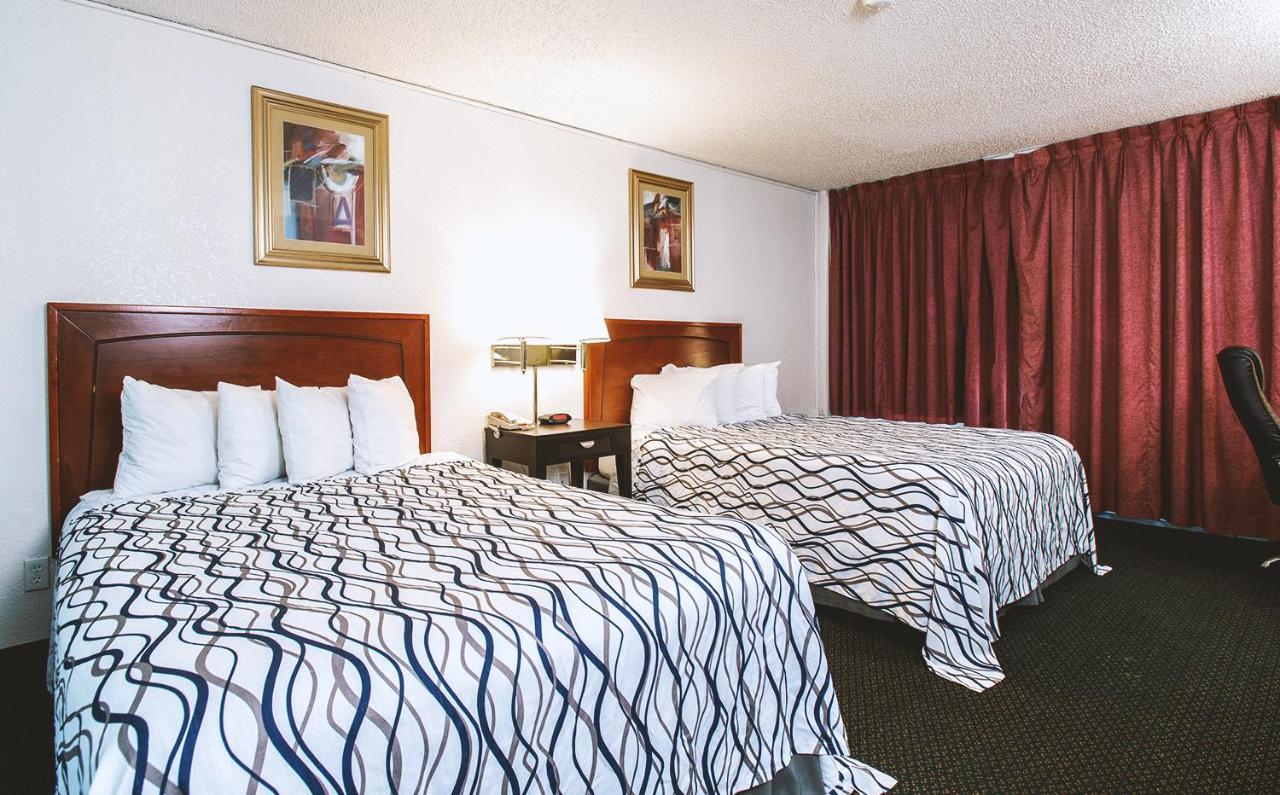 Sky-Palace Inn & Suites Wichita East Exteriér fotografie