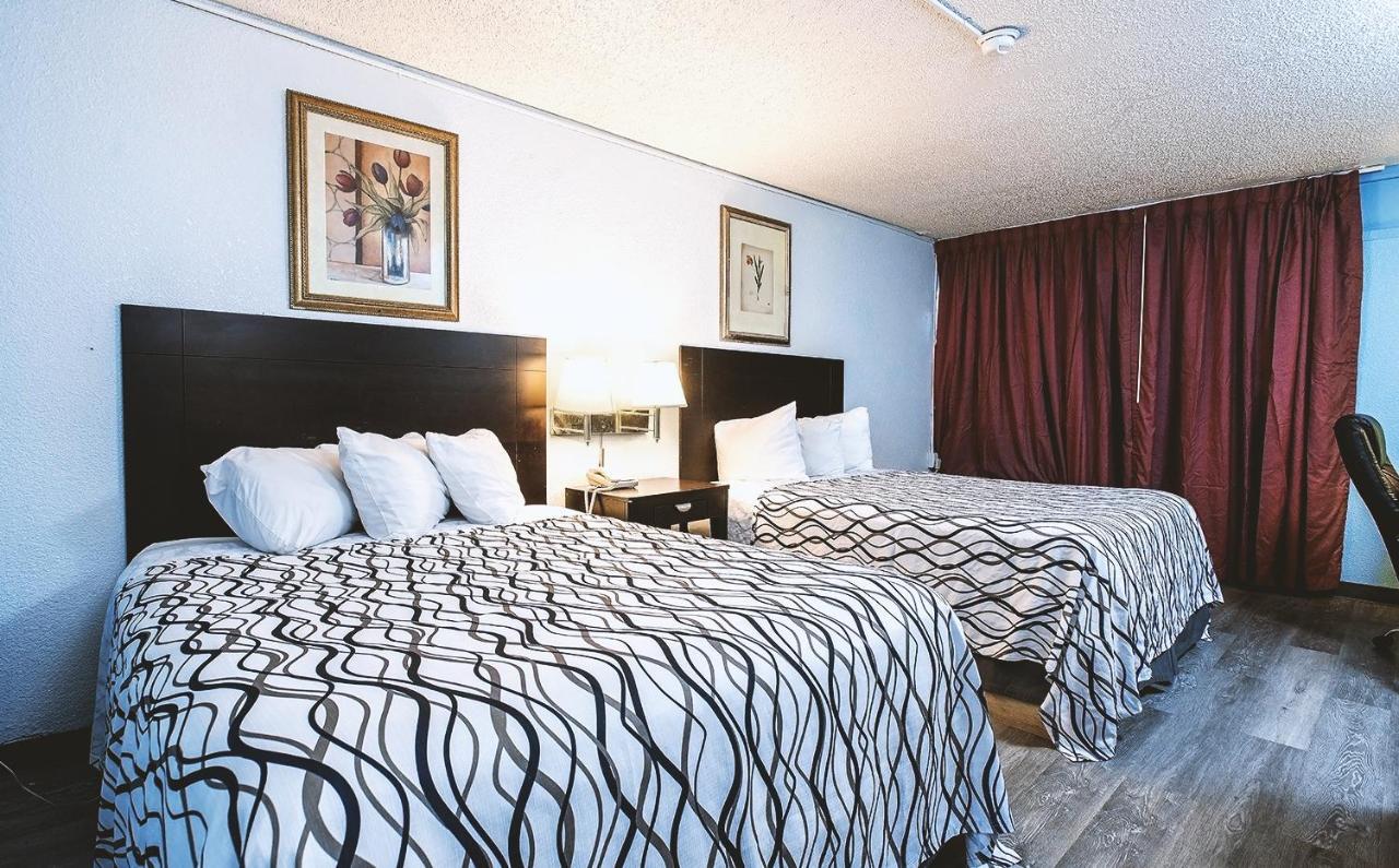 Sky-Palace Inn & Suites Wichita East Exteriér fotografie