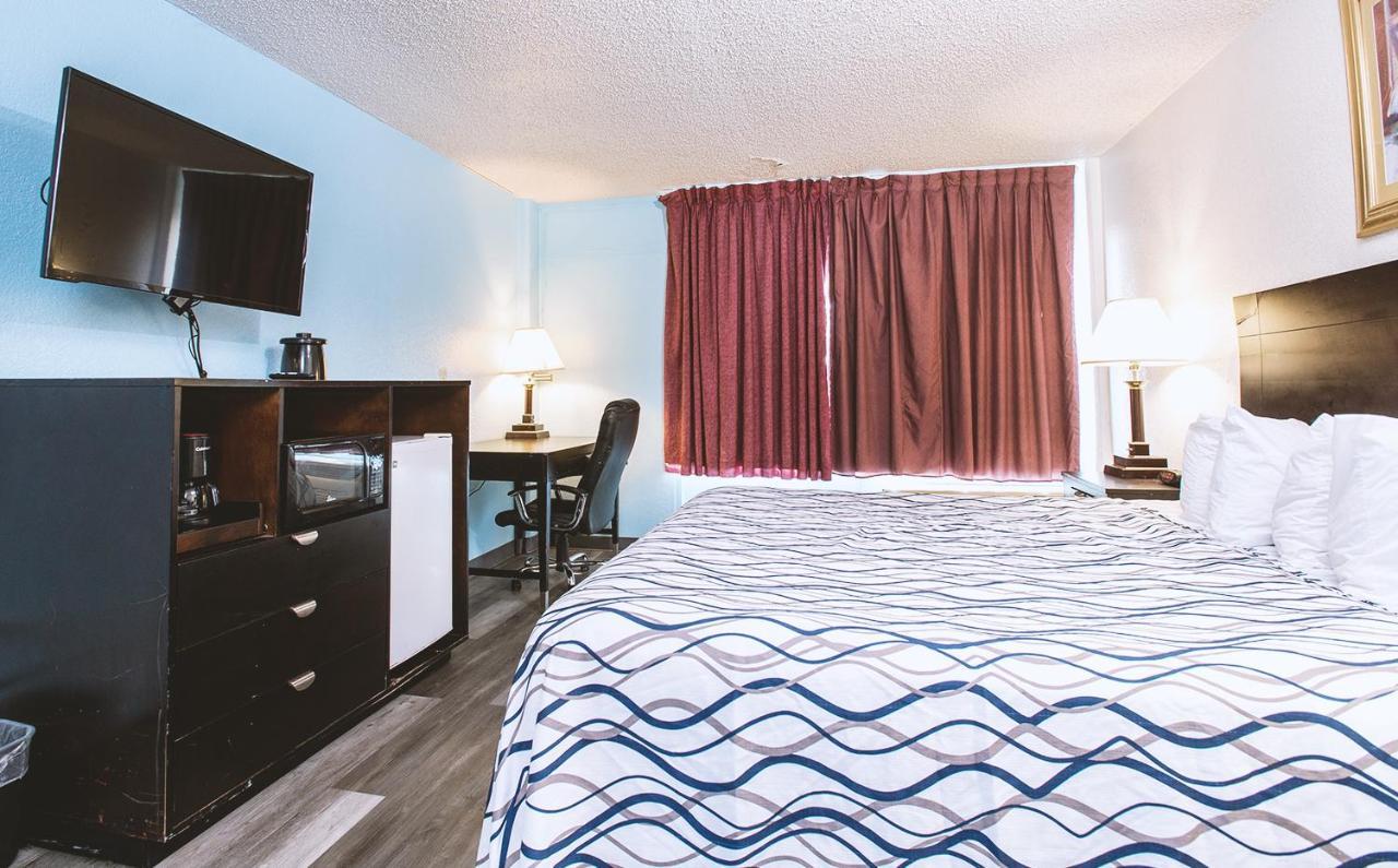 Sky-Palace Inn & Suites Wichita East Exteriér fotografie